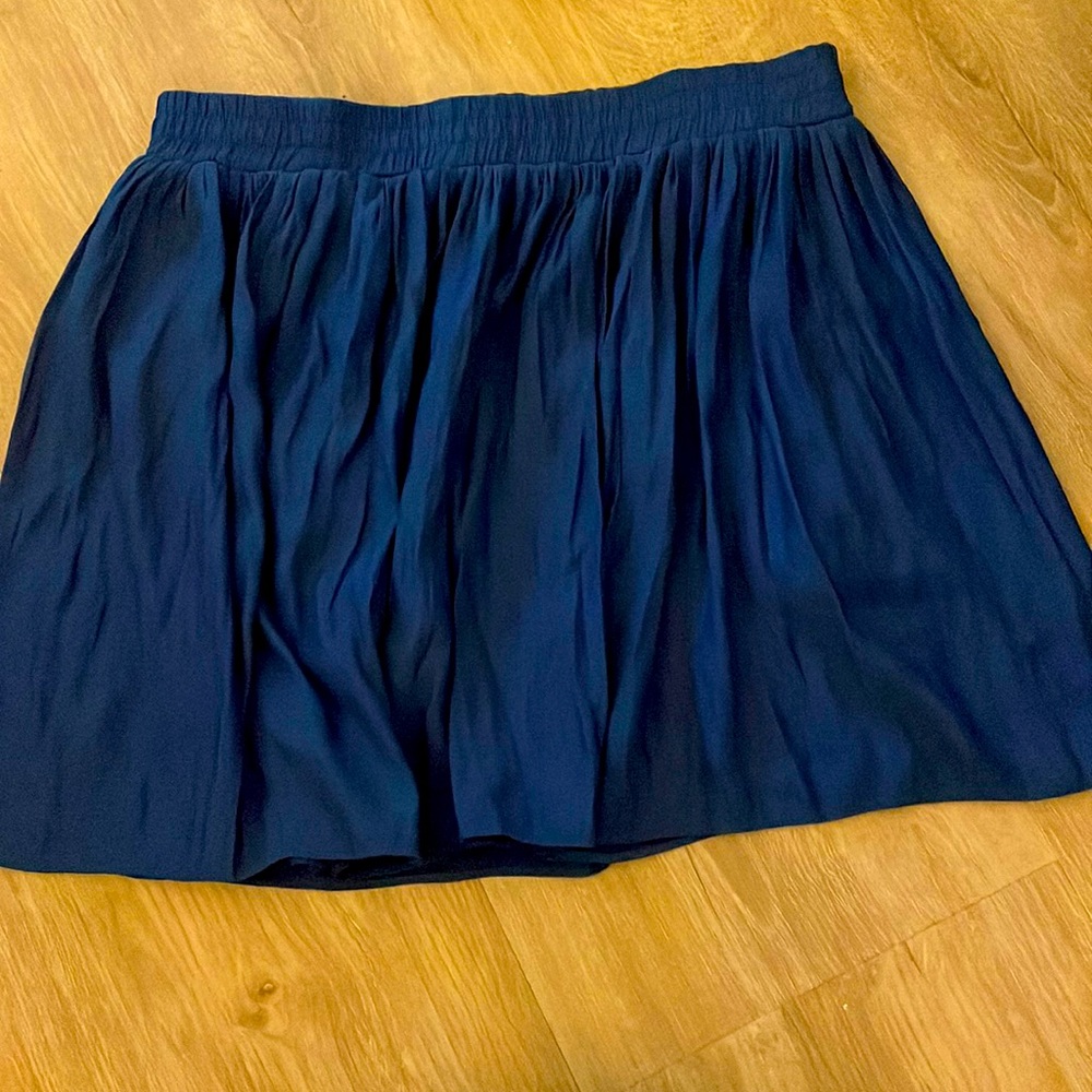 Bcbg Maxazria Flowy shorts looks like skirt aka skort